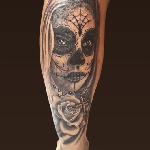Catrina em realismo preto e cinza