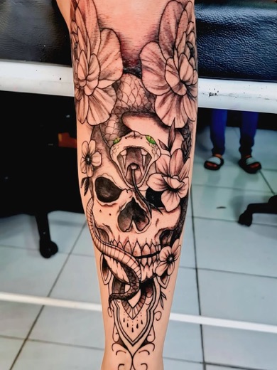 Caveira com floral em preto e cinza