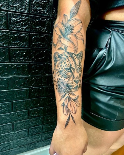 Fechamento de antebraço com onça e flores